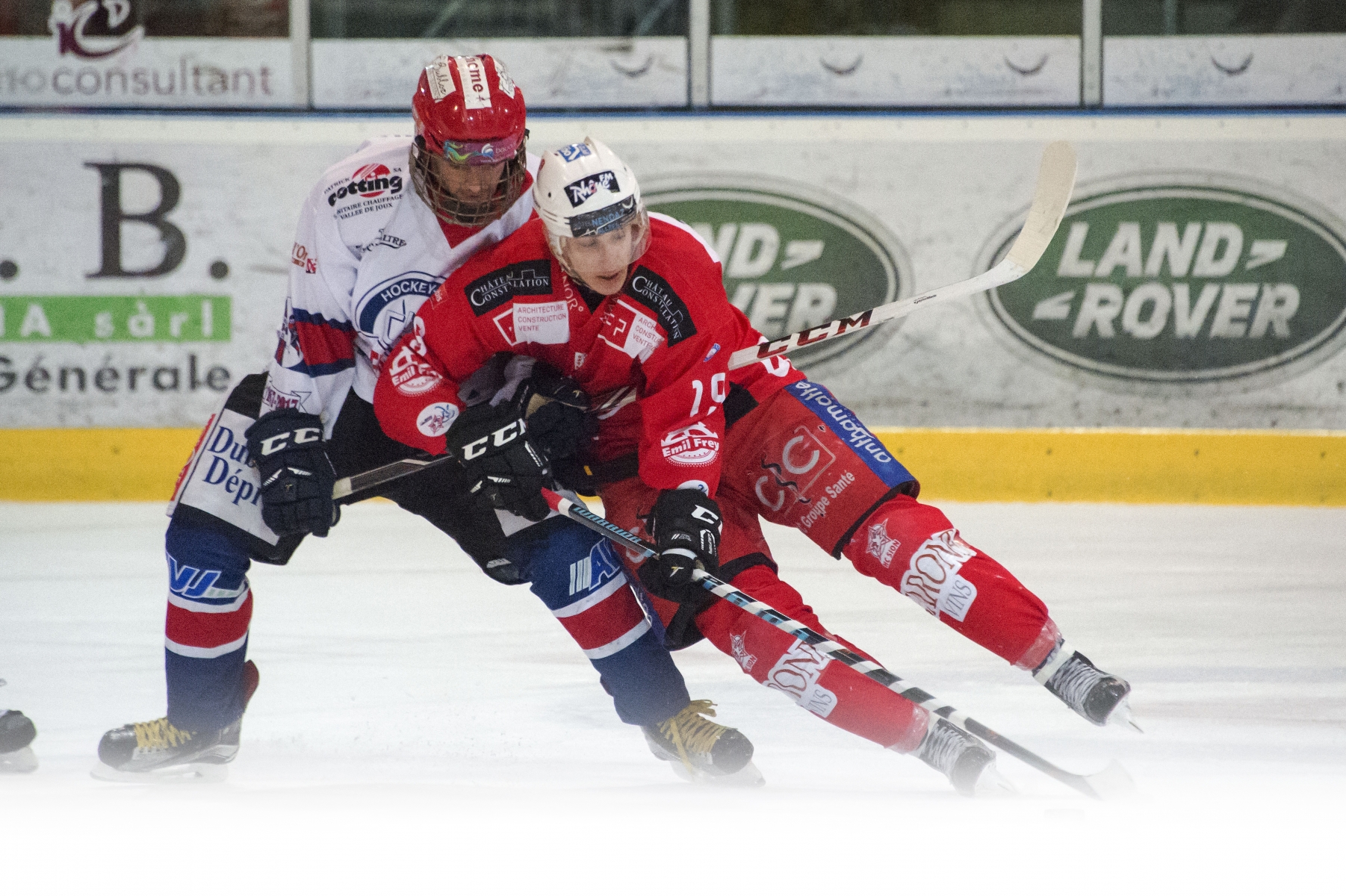 Sion le, 11 fév.2017 : Le HC Sion reçoit le HC Vallée de Joux. Vincent Guex (Sion) face a Steve Bochsler (V.deJoux).©Sacha Bittel/Le Nouvelliste