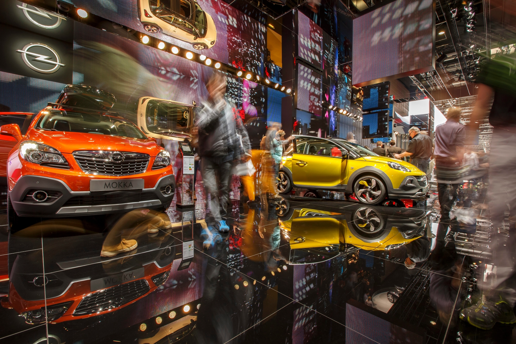 Visitors gather at the Opel booth during the first weekend the 84th Geneva International Motor Show, during the first weekend , in Geneva, Switzerland, Sunday, March 9, 2014. The Motor Show will open its gates to the public from 6th to 16th March presenting more than 250 exhibitors and more than 146 world and European premieres. (KEYSTONE/Salvatore Di Nolfi) SWITZERLAND MOTOR SHOW