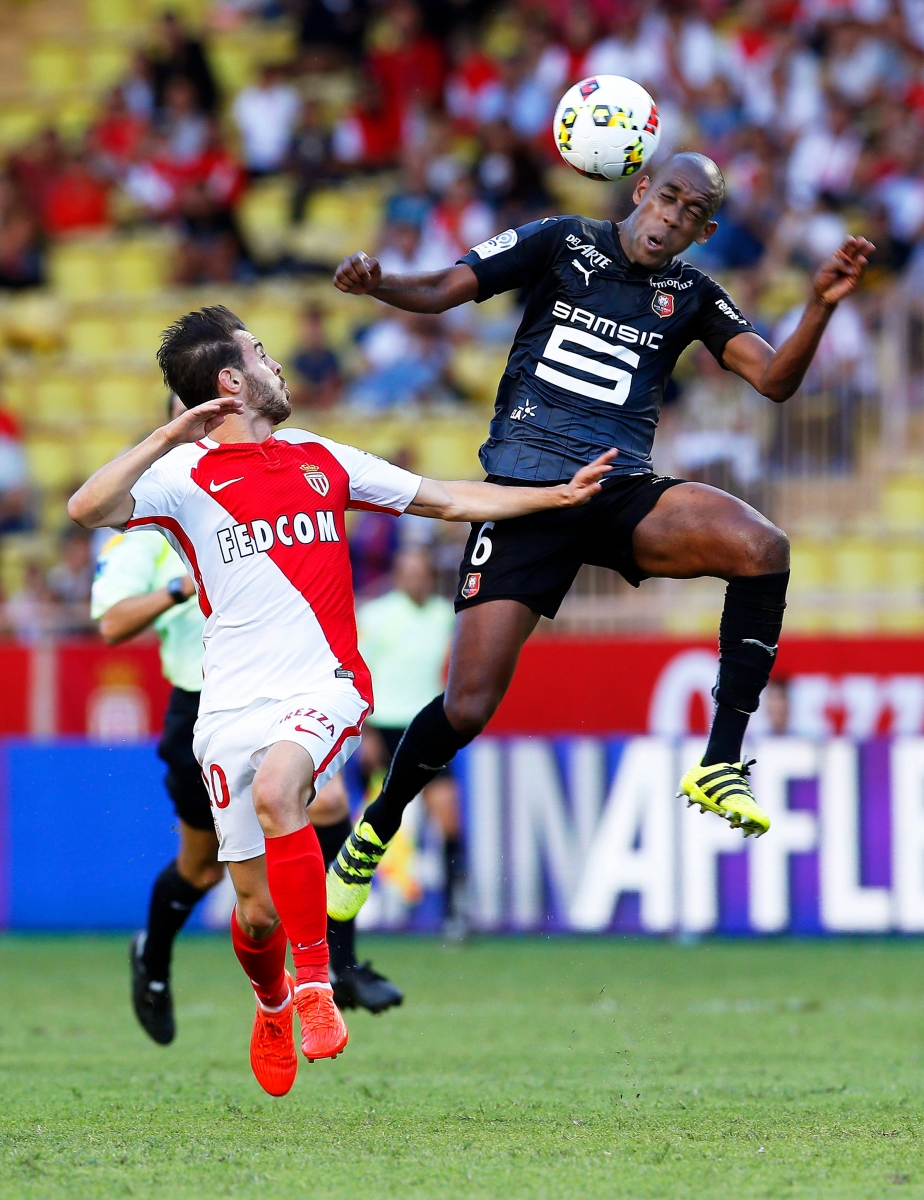 epa05544844 Bernardo Silva (L) of AS Monaco in action against Gelson Fernandes Tavares (R) of Rennes during the French Ligue 1 soccer match between AS Monaco and Stade Rennes at Stade Louis II in Monaco, 17 September 2016.  EPA/SEBASTIEN NOGIERGelson Fernandes MONACO FRANCE SOCCER LIGUE 1