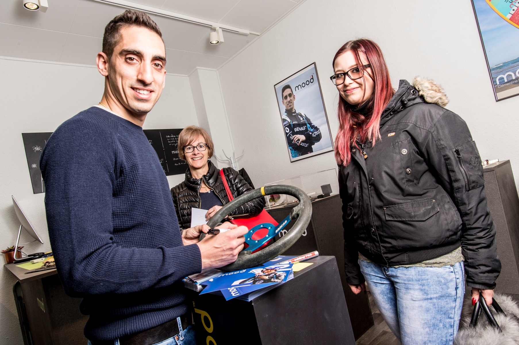 Martigny, le 24.02.2017. Le pilote automobile Sebastien BUEMI en seance de dedicace chez Mood Box a Martigny. (Le Nouvelliste/Christian HOFMANN) Sebastien BUEMI chez Mood Box