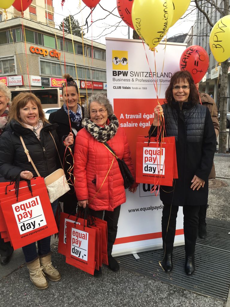 Isabelle DARBELLAY, cheffe de l'office cantonal de l'égalité (à droite) et Béatrice Etter, la présidente BPW Valais (en rouge) hier à Sion.