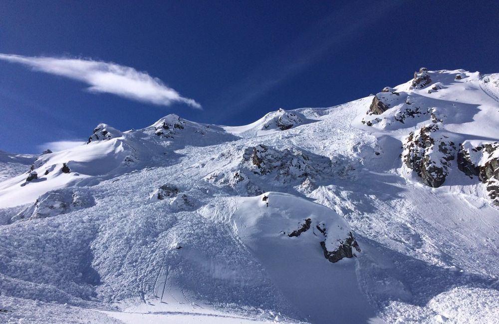Une coulée de grande ampleur est survenue jeudi au Greppon Blanc, à Veysonnaz. L’avalanche, impressionnante selon les dires de témoins, n’a fait aucune victime. Elle a vraisemblablement été déclenchée par un skieur. 