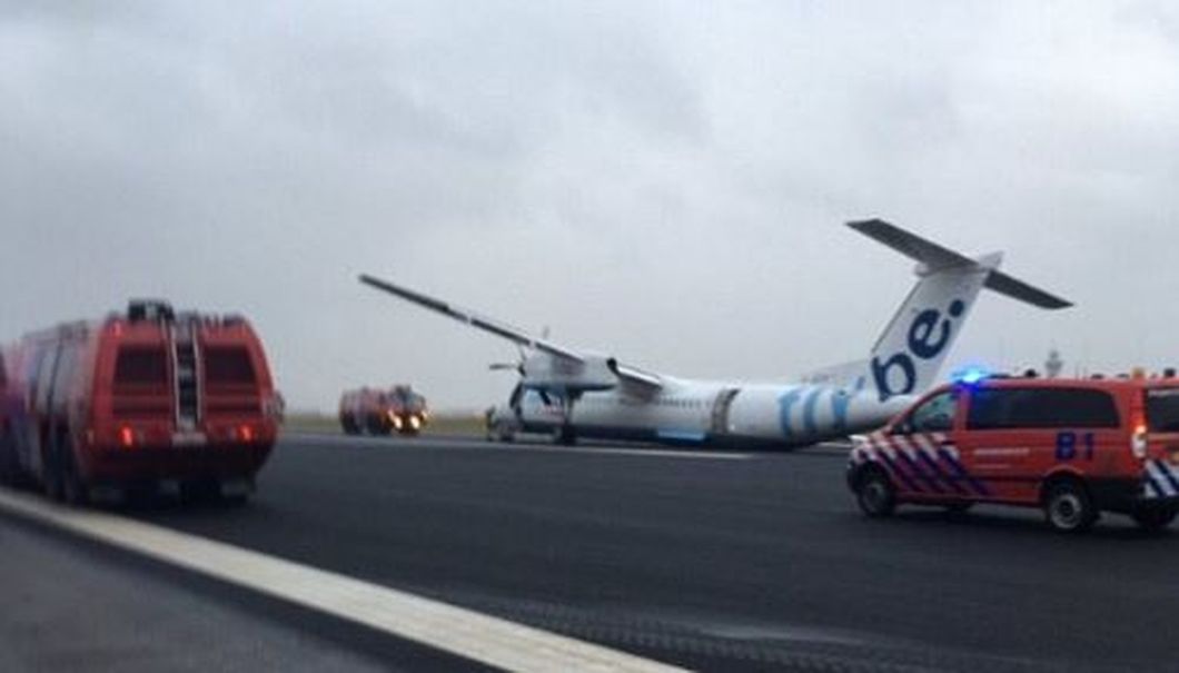 Des images montrent l'avion couché sur le côté, son aile droite touchant la piste. 