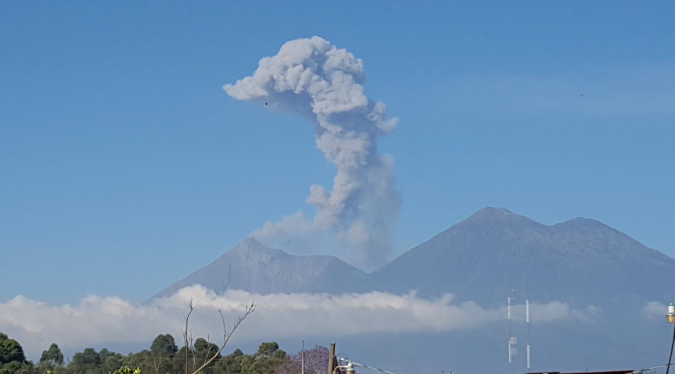Le volcan Fuego, près de la capitale Guatemala, est entré en éruption et menace les villes voisines.