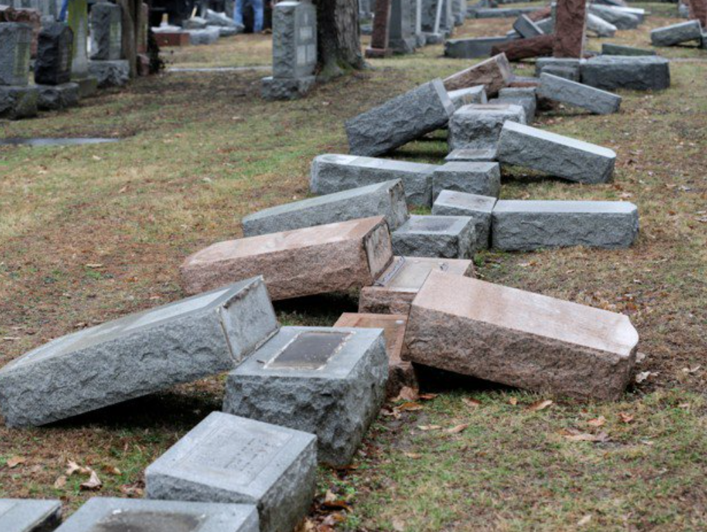 Plus de 500 tombes ont été vandalisées dans un cimetière juif de Philadelphie.