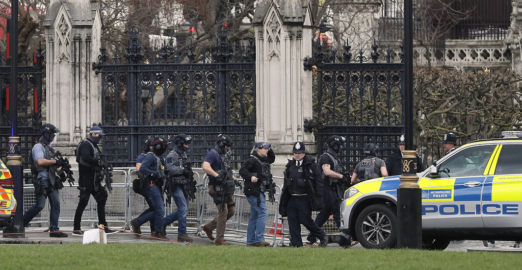 Terreur à Londres: des tirs retentissent devant le Parlement et une voiture fonce sur des piétons.