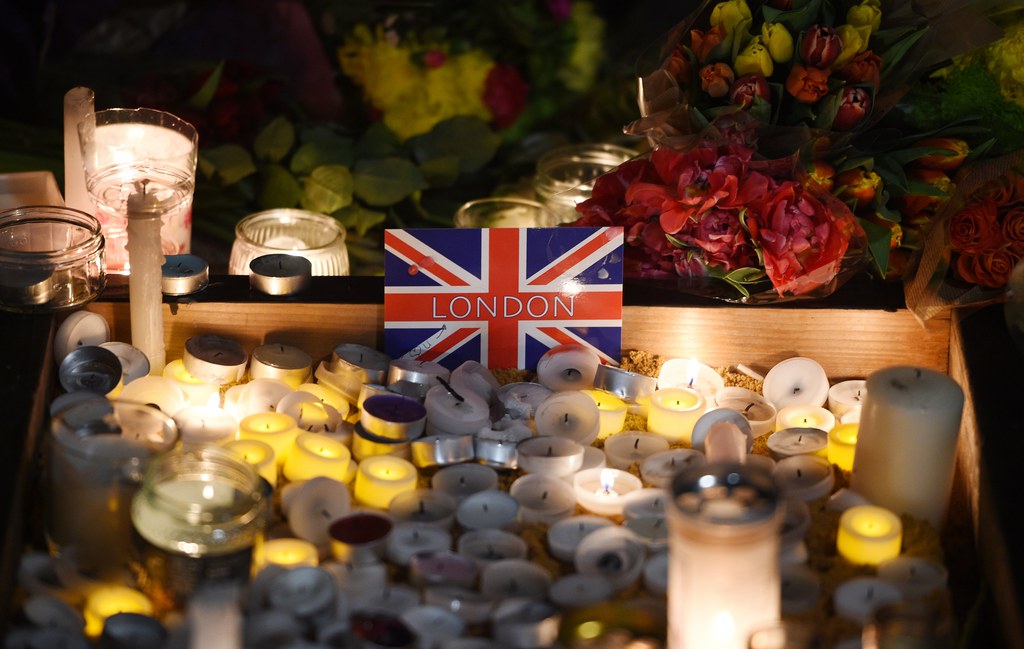 En hommage aux victimes, des bougies ont été allumées et des bouquets de fleurs ont été déposés à proximité des deux fontaines de la place de Trafalgar Square.