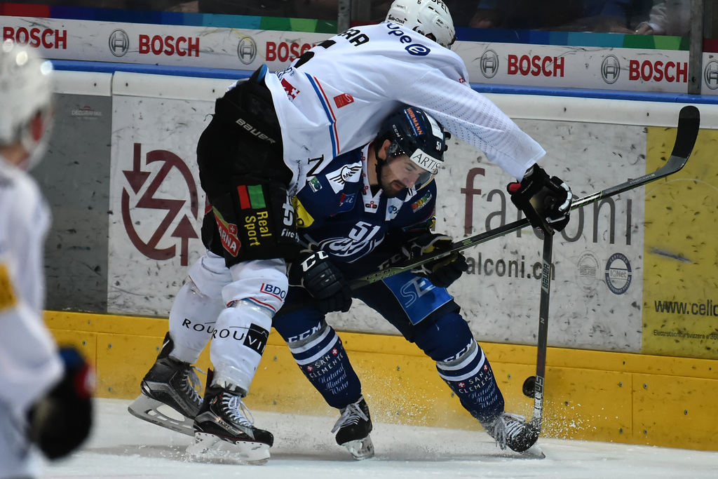 A l'image de Christopher Rivera (blanc), Fribourg s'est fait bousculer par Ambri.