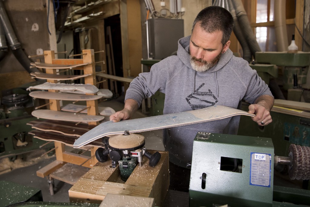 Laurent Golay est menuisier, mais aussi snowboarder et skateboarder. Fabriquer des planches faites main s'est logiquement imposé à lui.