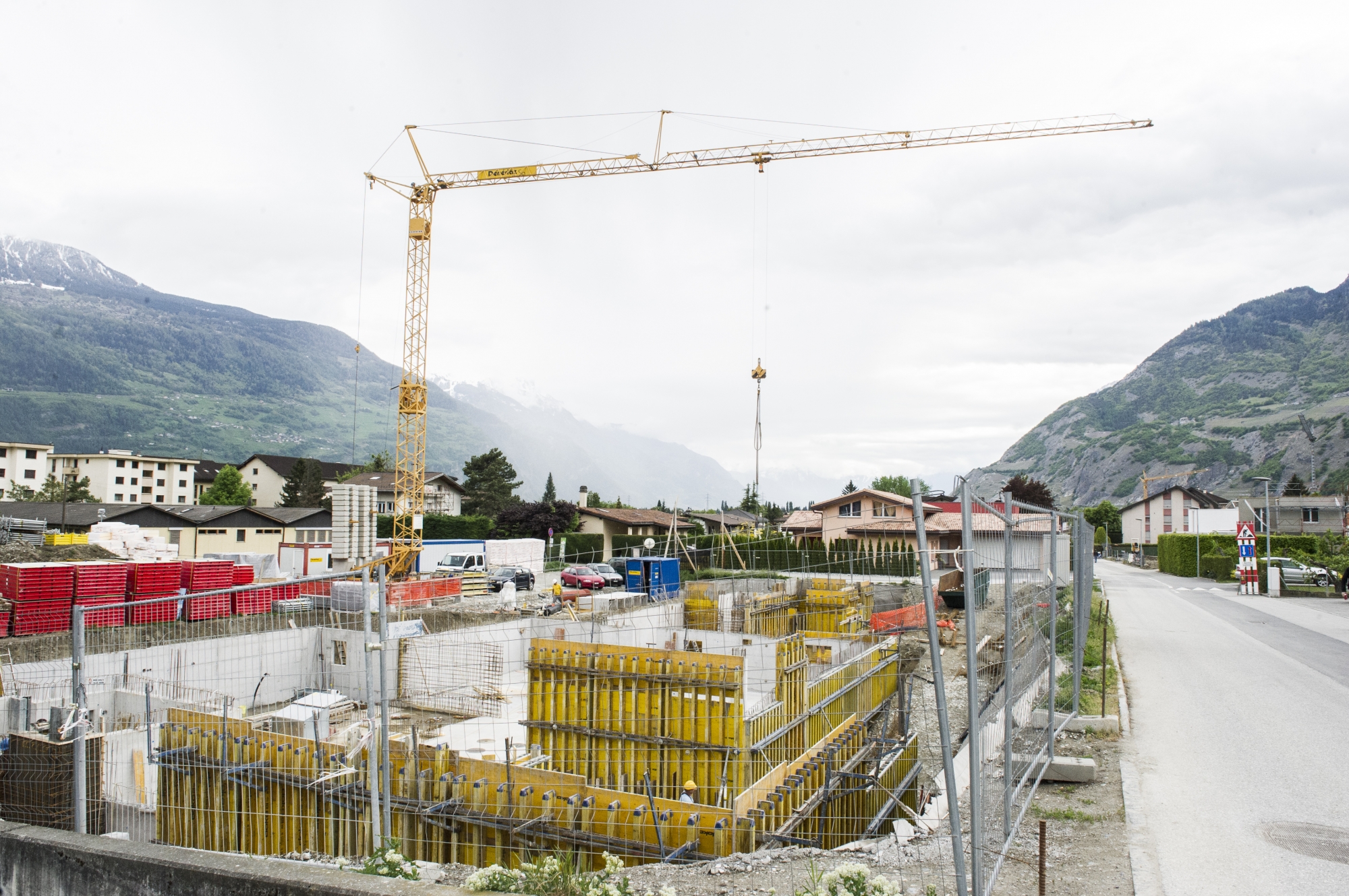 Des constructions sont toujours en cours en Valais, alors que les prix sur le marché immobilier commencent à baisser.  