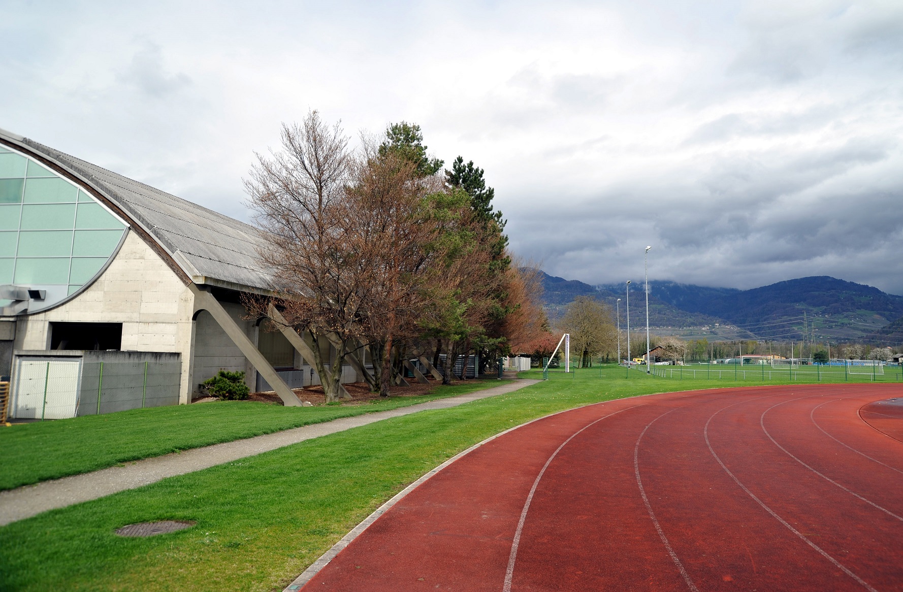 La zone sportive du Verney compte déjà des terrains de sports, une piste d'athlétisme, une patinoire et des tennis couverts. A terme, les autorités souhaitent y regrouper toutes les infrastructures sportives, à l'exception des piscines.