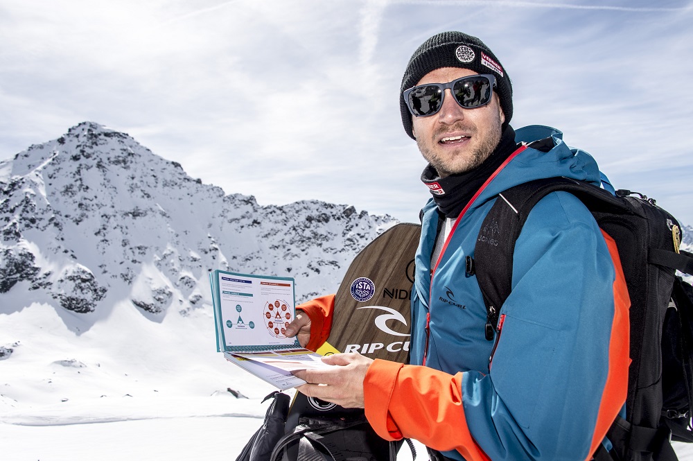 Emilien Badoux, instructeur ESTA, tient le fascicule qui énumère les différents aspect de la prévention d’avalanches.