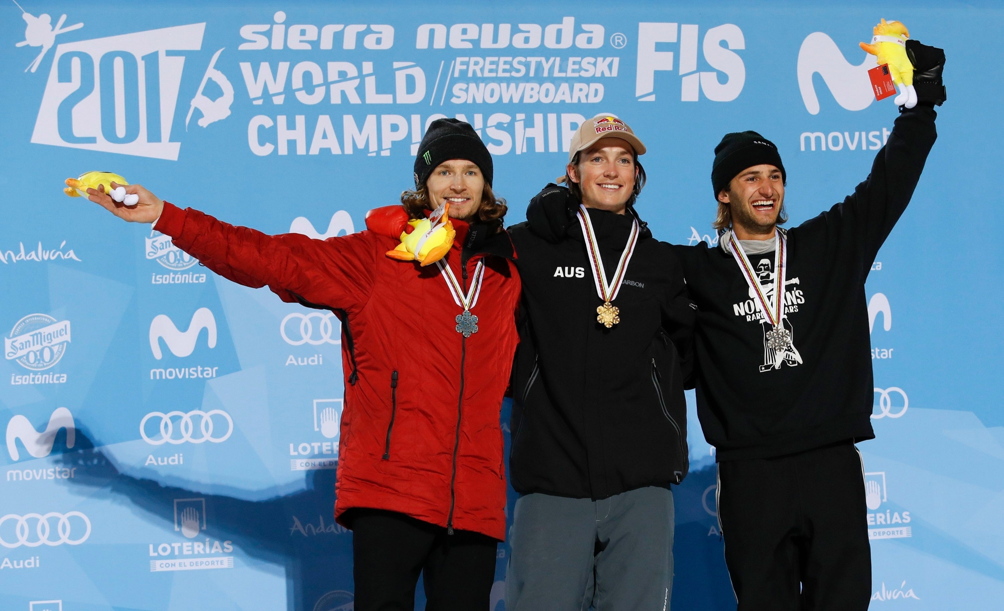 epa05843292 Australian James Scotty (C), gold medal, and Swiss Iouri Podladtchikov (L), silver, and Patrick Burgener, bronze, pose at the podium afterthe Halfpipe during the FIS Freestyle Ski and Snowboard World Championship 2017 at the Sierra Nevada ski station in Granada, Andalusia, Spain, 11 March 2017.  EPA/JULIO MUNOZ SPAIN FIS FREESTYLE SKI AND SNOWBOARD WORLD CHAMPIONSHIPS