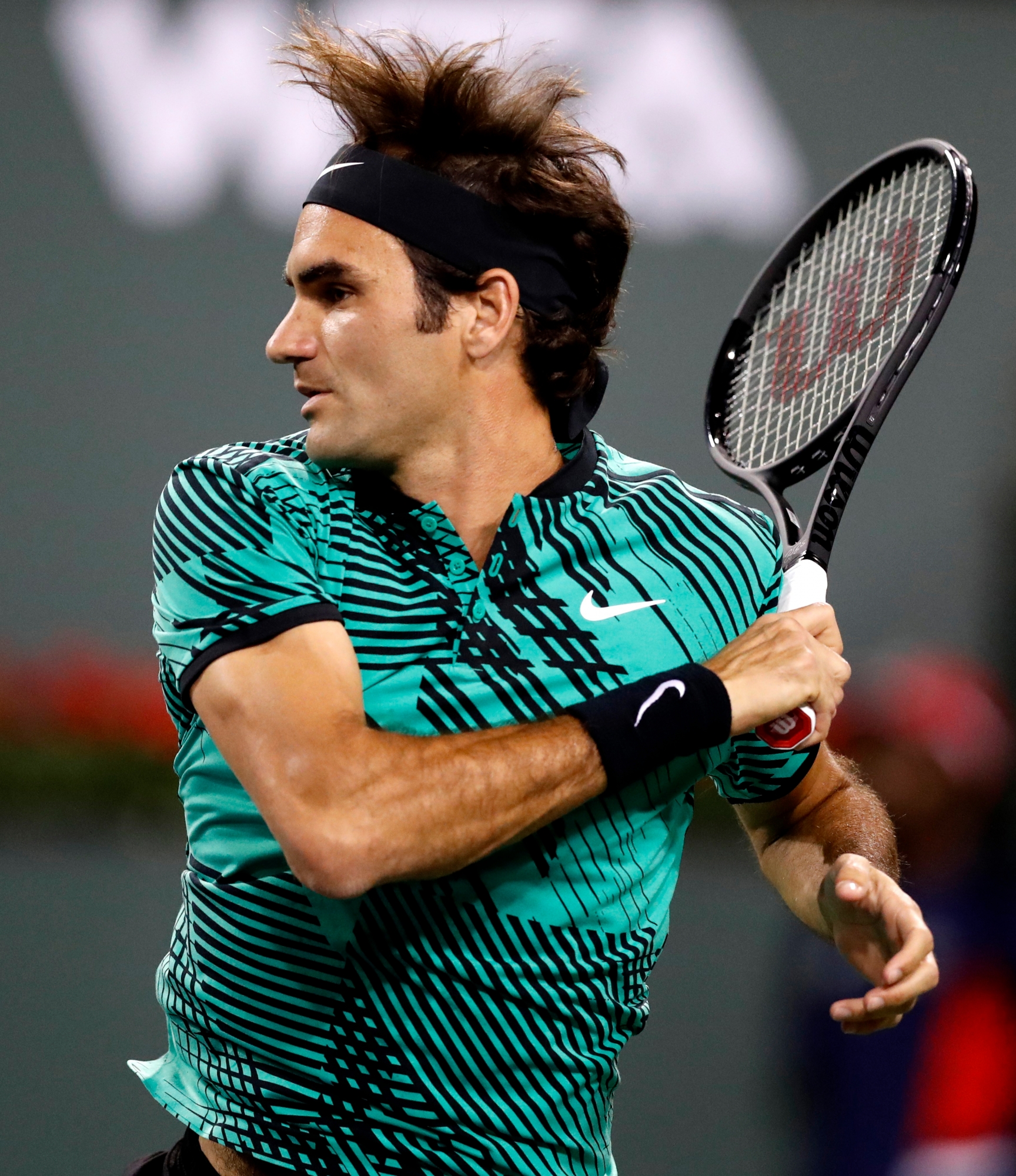 epa05845192 Roger Federer of Switzerland in action against Stephane Robert of France during their match at the 2017 BNP Paribas Open tennis tournament at the Indian Wells Tennis Garden in Indian Wells, California, USA, 12 March 2017. Federer won the match.  EPA/PAUL BUCK USA TENNIS BNP PARIBAS OPEN