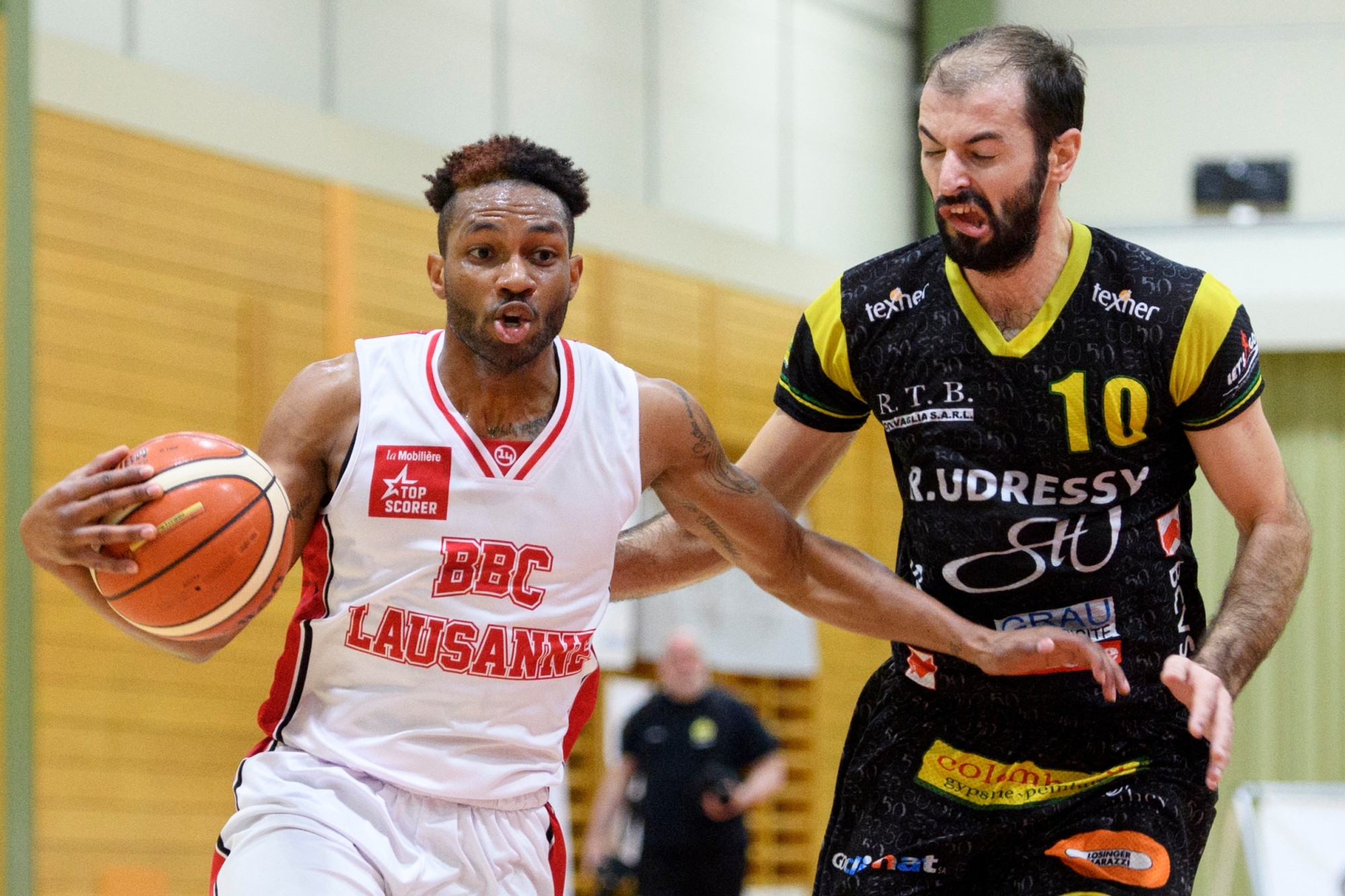 Le top scorer lausannois Karl Cochran, gauche, lutte pour le ballon le joueur valaisans Barac Pankracije, droite, lors de la rencontre du championnat suisse LNA de basketball, Swiss Basketball League, entre le BBC Lausanne et le BBC Monthey ce samedi 18 mars 2017 a la salle de vallee de la jeunesse a Lausanne. (KEYSTONE/Laurent Gillieron) SCHWEIZ BASKETBALL LAUSANNE MONTHEY