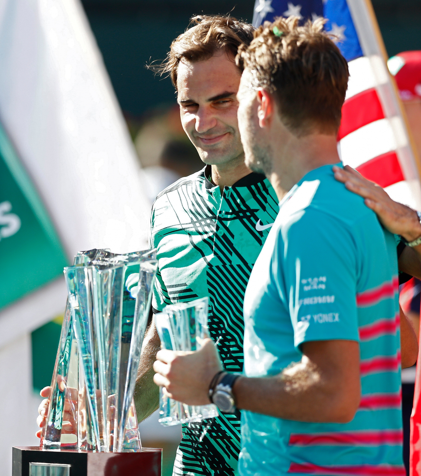 epa05859073 Roger Federer of Switzerland (L) hugs Stan Wawrinka of Switzerland (R) as they hold their trophies after the final match at the 2017 BNP Paribas Open tennis tournament at the Indian Wells Tennis Garden in Indian Wells, California, USA, 19 March 2017.  EPA/LARRY W. SMITH USA TENNIS BNP PARIBAS OPEN