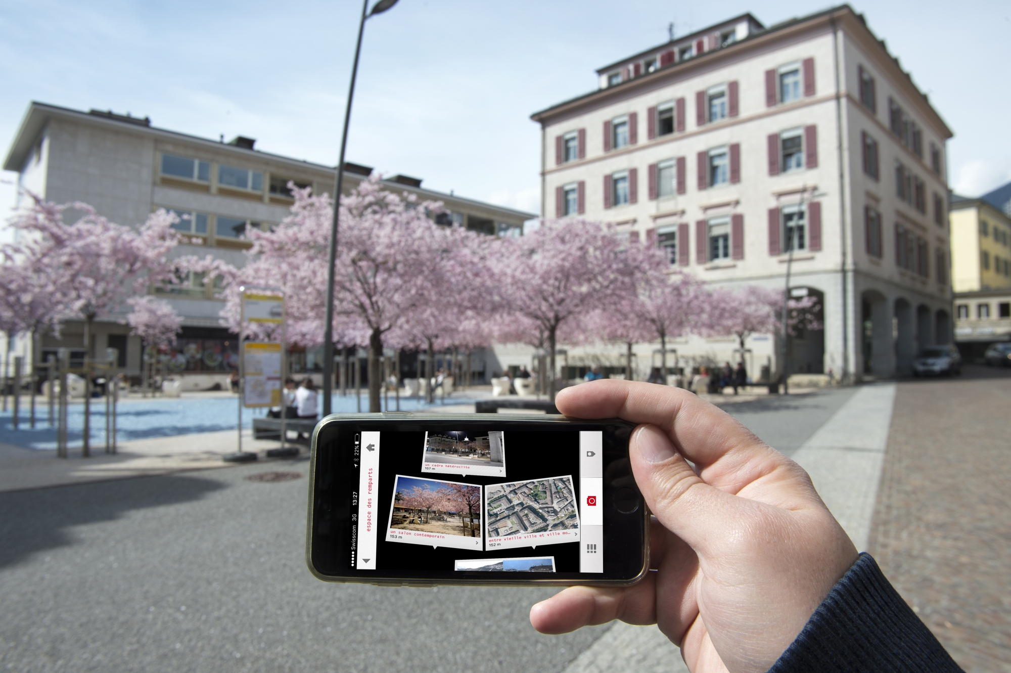 Sion - 20 mars 2017 - Place des Remparts - Nouvelle application Swiss Place - ATTENTION IL FAUT INTEGRER UNE PHOTO DANS LE SMARTPHONE .Photo: Sabine Papilloud SWISSPLACE1