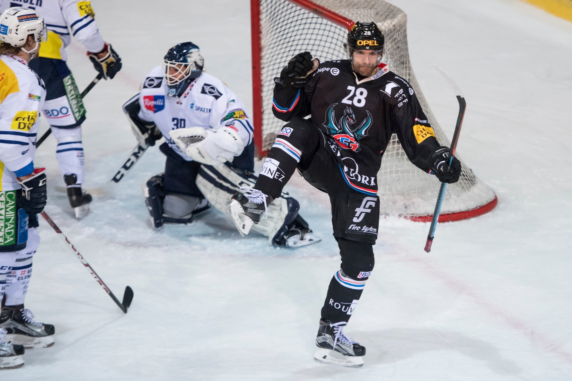 Joie du joueur fribourgeois Tristan Vauclair, apres avoir marque le 3:0 lors du 1er match de la finale de Play-out du championnat suisse de hockey sur glace de National League A, entre le HC Fribourg-Gotteron et le HC Ambri-Piotta ce mardi 21 mars 2017 a la patinoire de la BCF Arena a Fribourg. (KEYSTONE/Jean-Christophe Bott) SCHWEIZ EISHOCKEY PLAYOUT-FINAL FRIBOURG AMBRI