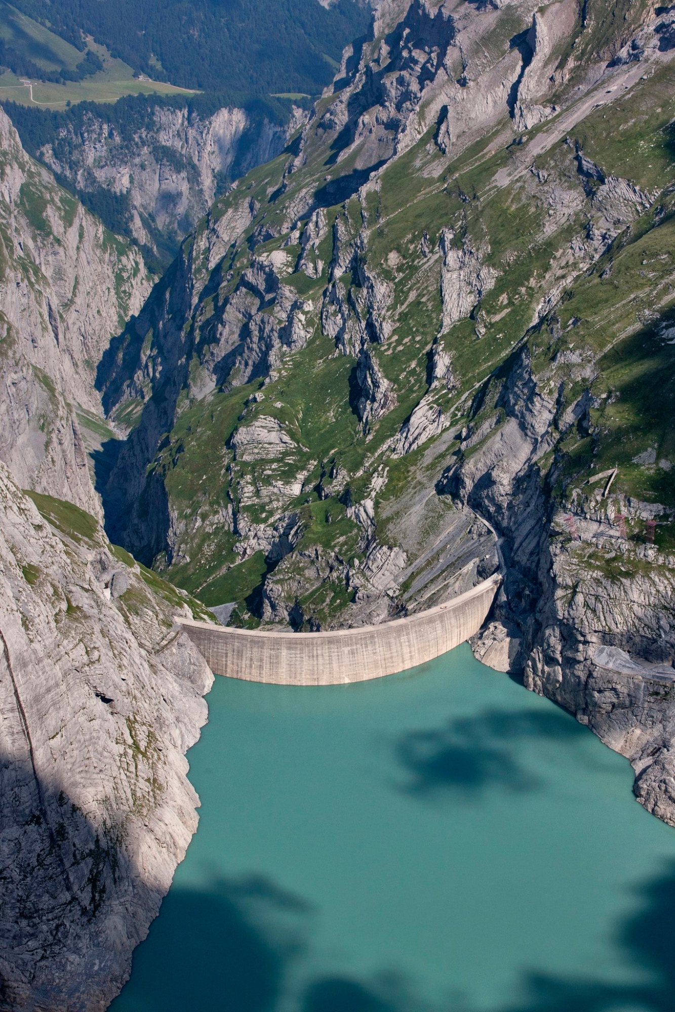ARCHIVE: BILDPAKET STAUMAUER LIMMERN ***Luftaufnahme der Staumauer des Limmernstausees, aufgenommen am 5. Juli 2011. - Zuhinterst im Glarnerland, zwischen Tierfehd am Fuss des Toedi, dem Limmern- und dem Muttsee, wird zurzeit das Pumpspeicherkraftwerk "Linthal 2015" gebaut. Es ist die groesste Kraftwerkbaustelle der Schweiz. Das Projekt "Linthal 2015" besteht im Wesentlichen in der mehrfachen Nutzung des Wassers, das vom Mutt- in den Limmernsee fliesst. Der Muttsee erhaelt eine Staumauer, die eine Anhebung des Wasserspiegels um bis zu 35 Meter und eine Vergroesserung des Fassungsvermoegens von 9 auf 25 Millionen Kubikmeter Wasser erlaubt. Der Muttsee wird damit zum hoechstgelegenen Speicherbecken Europas. Die Gesamtleistung der von der Axpo betriebenen Kraftwerksanlagen, die heute im Vollbetrieb bei 460 Megawatt liegt, soll mehr als verdreifacht werden. (KEYSTONE/ Alessandro Della Bella) SCHWEIZ PUMPSPEICHERKRAFTWERK "LINTHAL 2015"