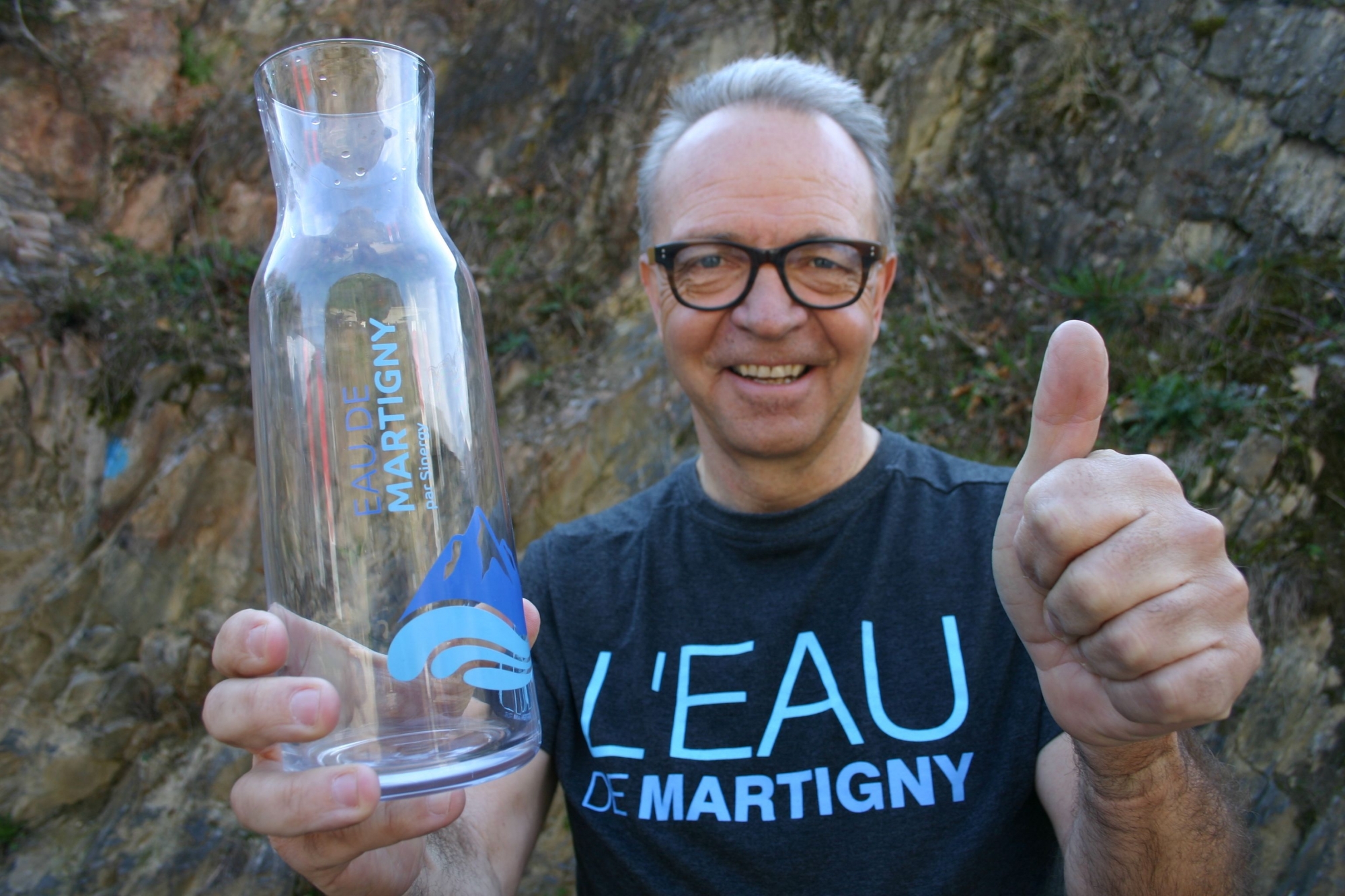 Patrick Pralong présente la nouvelle carafe dédiée à l'eau de Martigny.