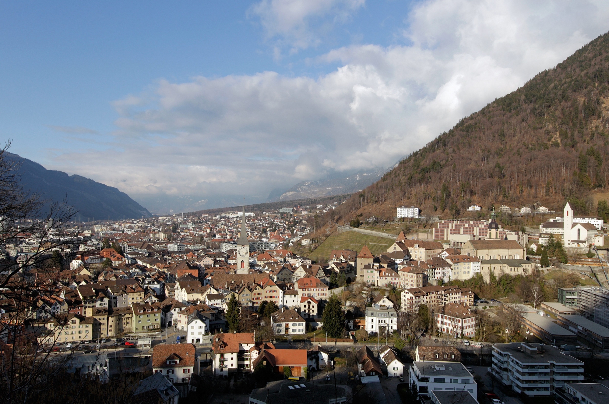 ACHTUNG REDAKTIONEN - ZUM ZWIST IM BISTUM CHUR STELLEN WIR IHNEN FOLGENDES THEMENBILD ZUR VERFUEGUNG --- Blick auf Chur mit der Martinskirche, Mitte, dem Churer Hof mit der Kathedrale, Sitz des Churer Bischofs Vitus Huonder, sowie dem Pristerseminar und der St. Luziuskirche, ganz rechts, aufgenommen am Montag, 28. Februar 2011. (KEYSTONE/Arno Balzarini)  SCHWEIZ BISTUM CHUR HOF