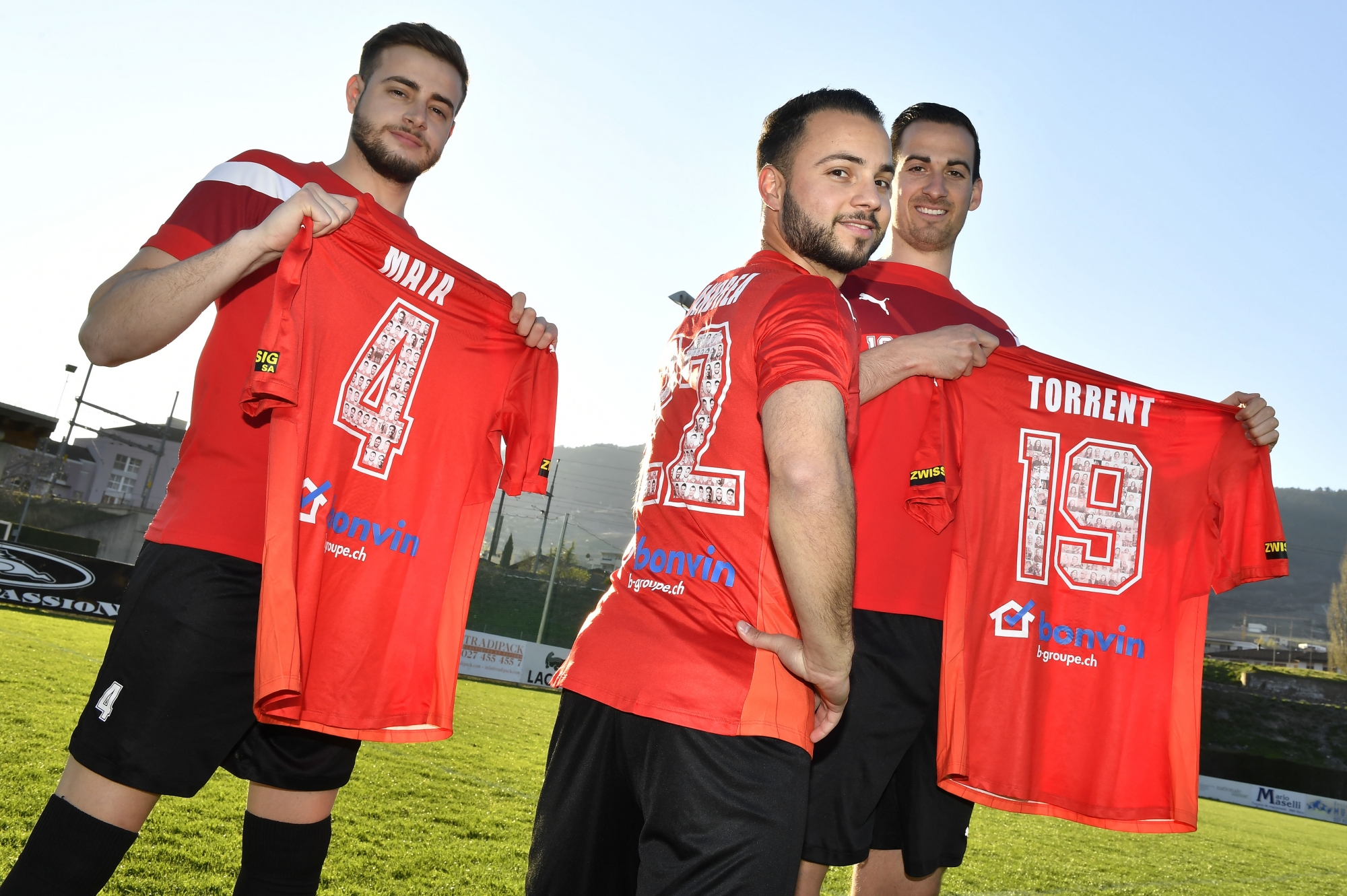 Sierre le, 27 mars 2017 : Le FC Sierre avec c'est nouveau maillots. De gauche a droite Mata, d'Andrea et Torrents.©Sacha Bittel/Le Nouvelliste