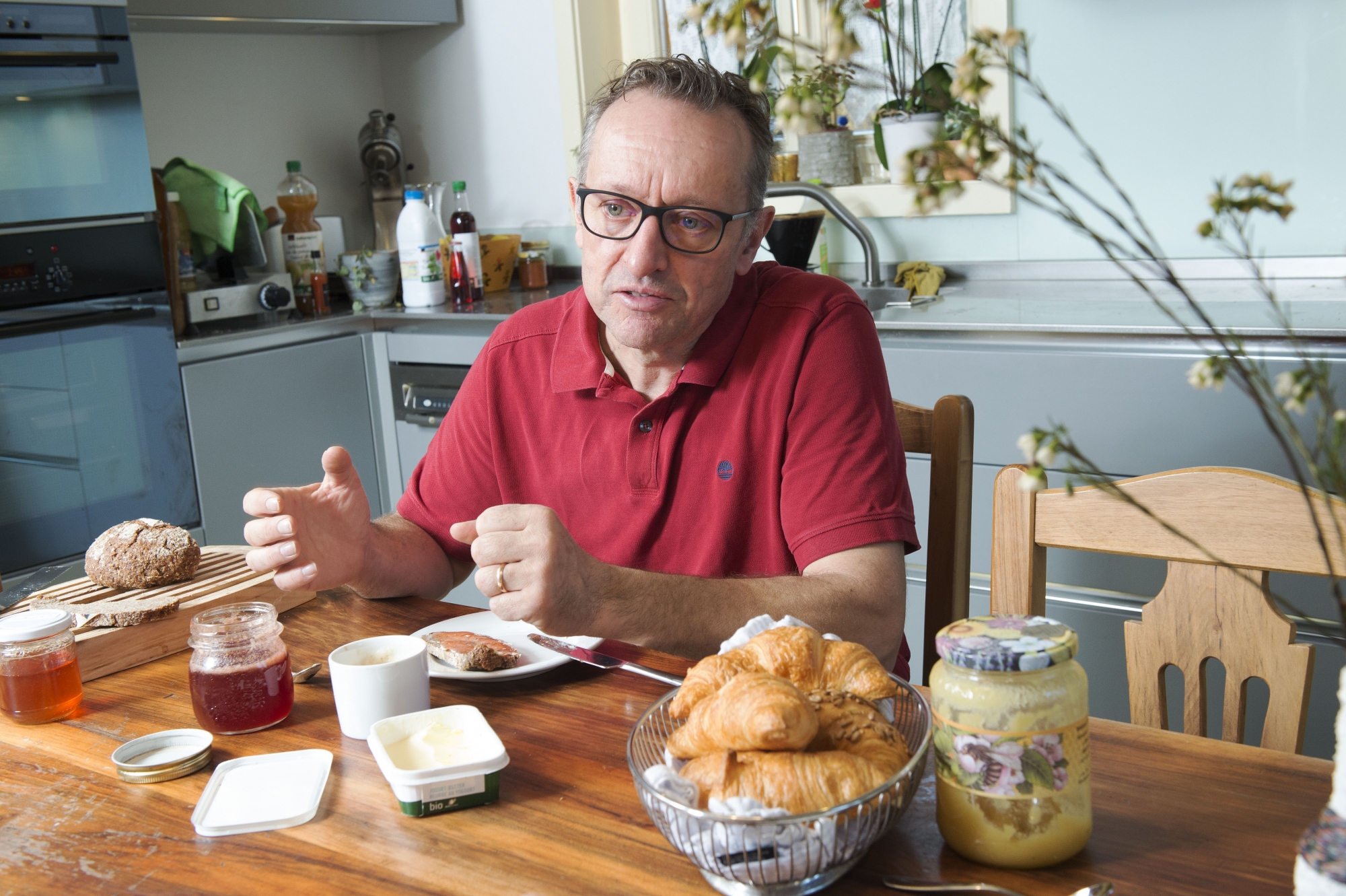 Susten le, 29 mars 2017 : Das Frühstück. avec Dominik Pfammatter président de la fédération des elveurs de vaches d'Herence.©Sacha Bittel/Le Nouvelliste