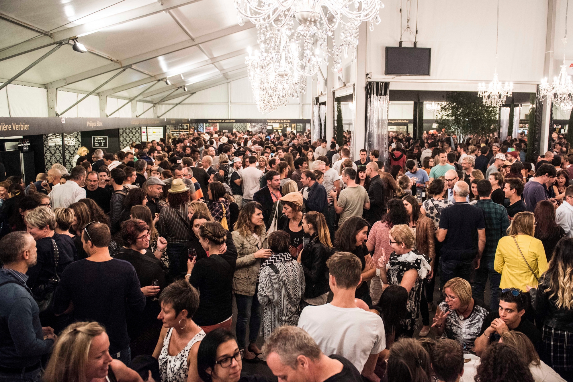 Edition 2016 de la foire du Valais au Cerm de Martigny en ce vendredi d'ouverture.

Ici la foule à l'espace gourmand.



Louis Dasselborne/Le Nouvelliste