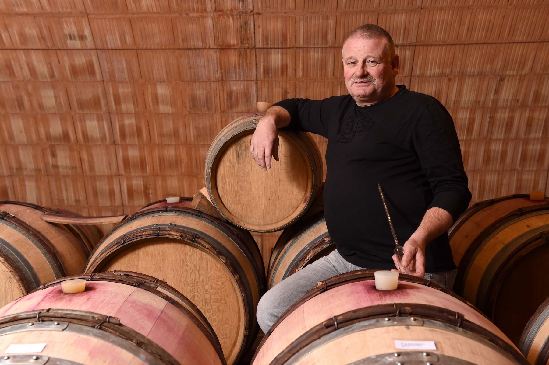 Pour fêter son 40e millésime, Didier Joris, célèbre vigneron éleveur de Chamoson a produit un fendant haut de gamme en barrique et en a calculé le prix au centime près.