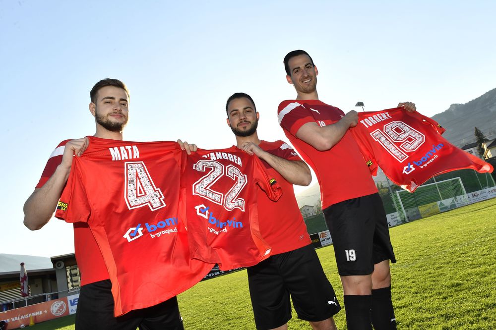 Mata, D'Andrea et Torrent présentent fièrement le nouveau maillot de la Une du FC Sierre.