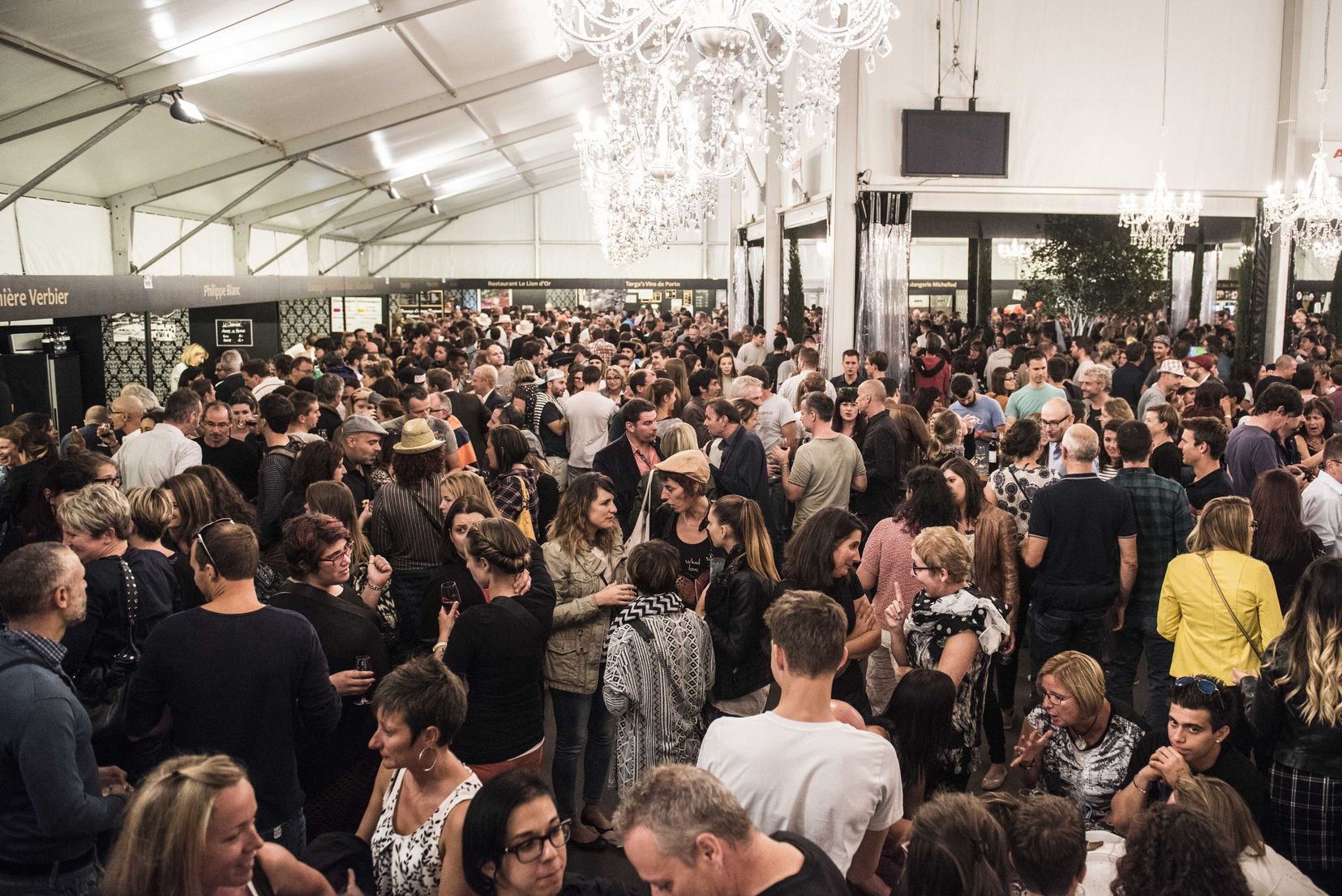 A l'image de l'espace gourmand de la Foire du Valais, tous les bons plans du FVS Group ont contribué à attirer la foule du côté du CERM tout au long de 2016.    Louis Dasselborne/Le Nouvelliste