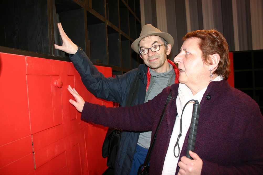 Pierre-André Perrin et Adeline Clerc découvrent l'espace dans lequel les acteurs évolueront sur la scène.