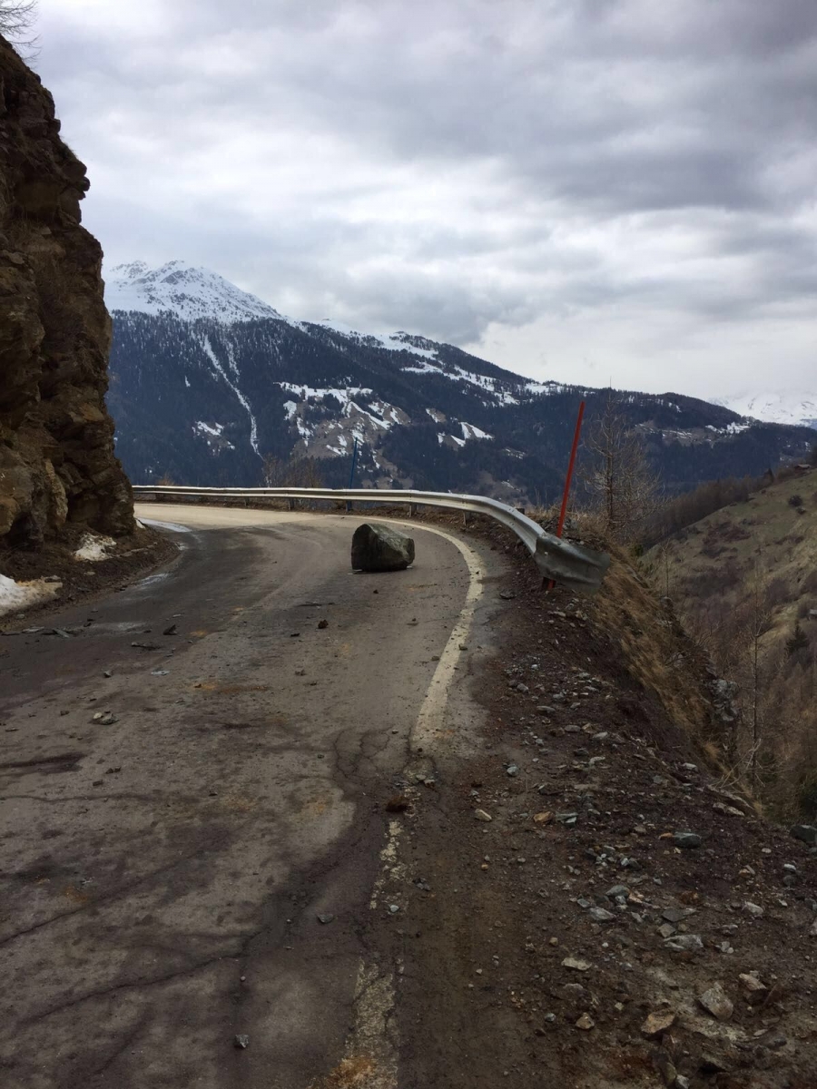 La chute de pierres a engendré la fermeture de la route entre Ayer et Saint-Jean mercredi après-midi. 