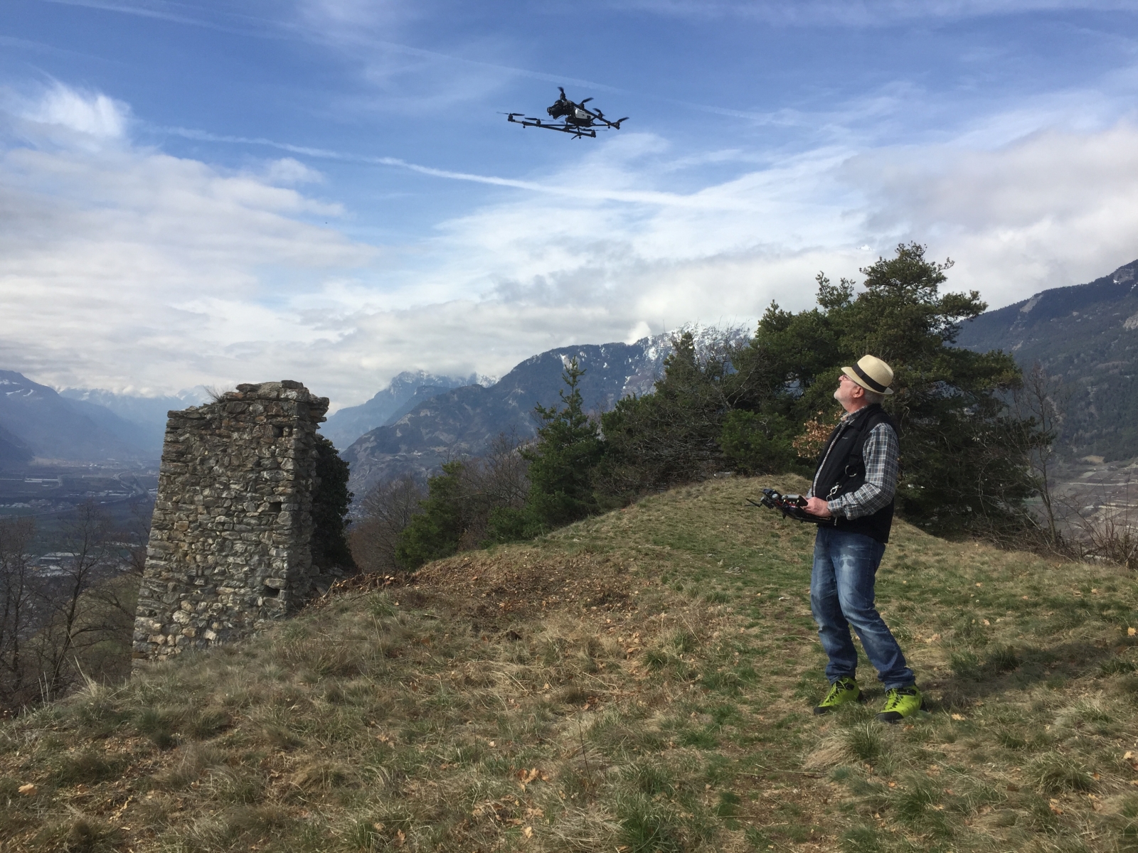 Un drone enregistre des données afin de recréer le château de la Soie tel qu'il était au temps de sa splendeur. 