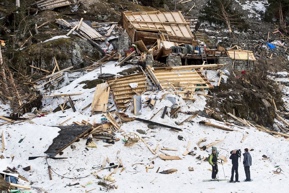 Deux semaines après l'avalanche, les restes des chalets soufflés et rasés par l'avalanche émergent de la neige.