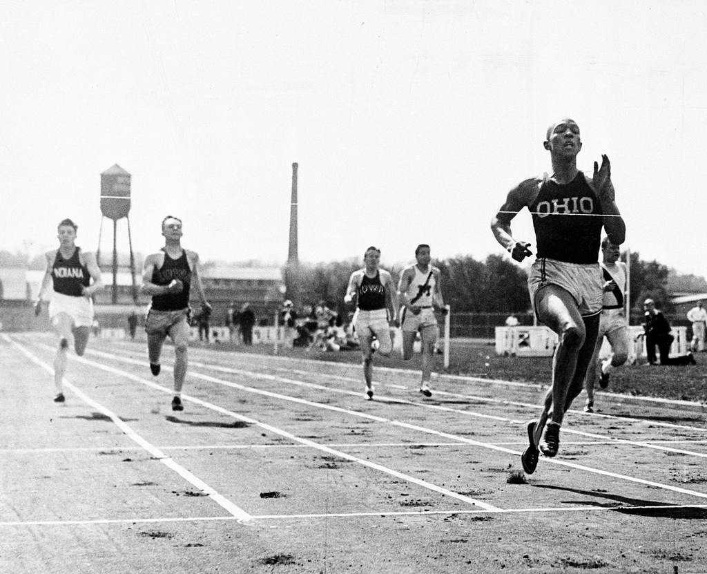 Owens (droite), décédé en 1980 à l'âge de 66 ans, est considéré comme l'un des plus grands athlètes de l'histoire olympique.