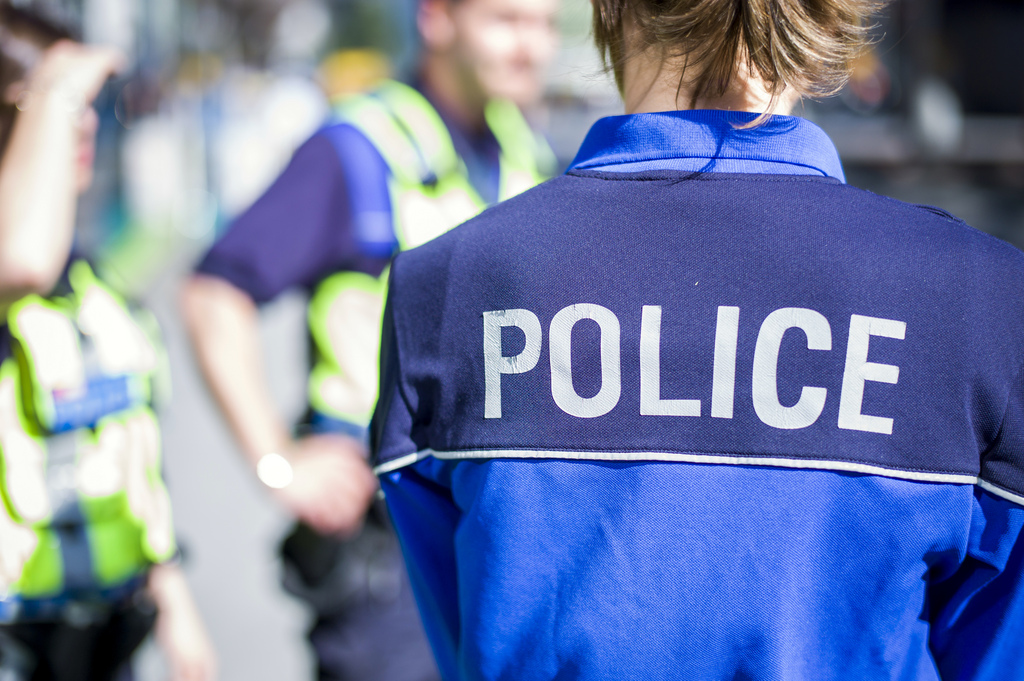 Les investigations entreprises par les enquêteurs de la police cantonale en
collaboration avec leurs homologues français ont permis d'identifier et d'interpeller les auteurs.