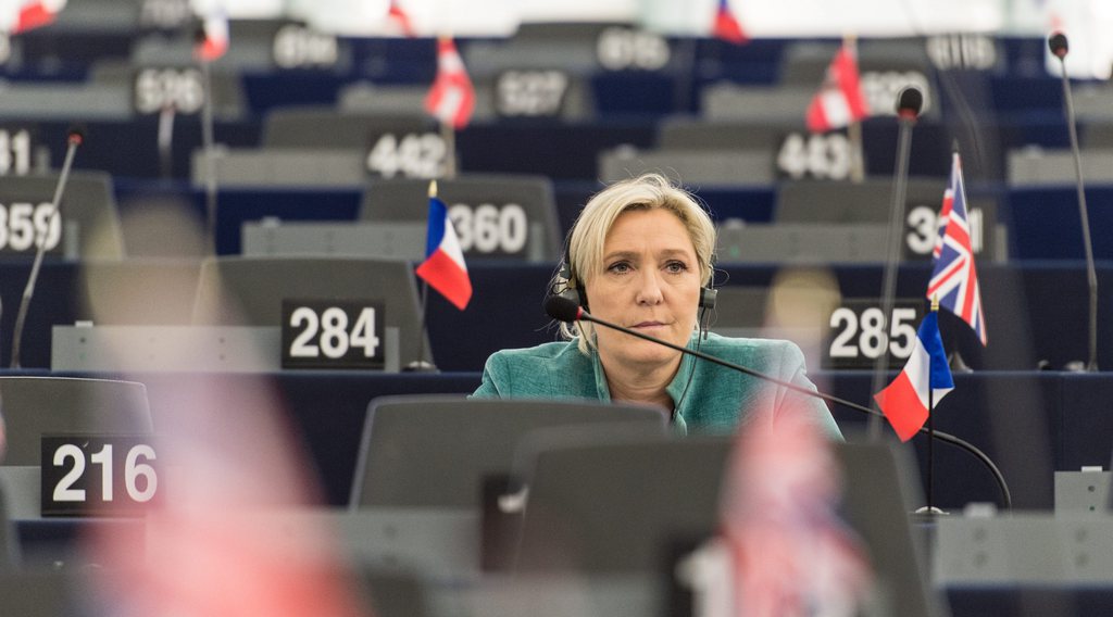 Alors qu'elle vise la présidence de la France, Marine Le Pen est empêtrée dans une affaire d'emplois fictifs.