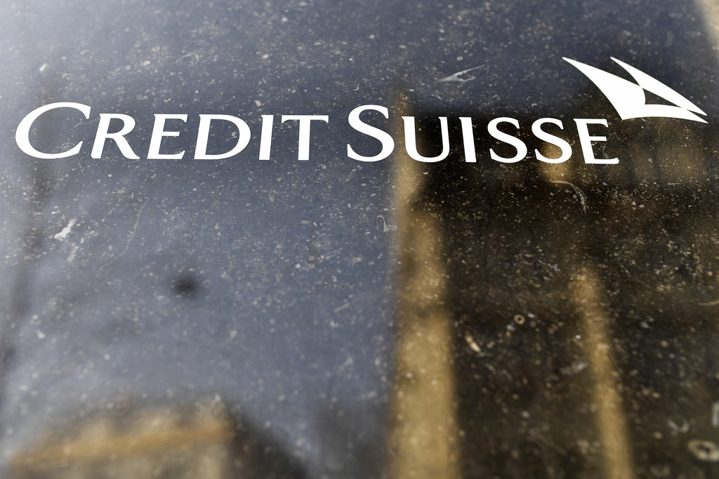 Credit Suisse Logo am Hauptsitz am Zuercher Paradeplatz am Dienstag, 14. Februar 2017. Die Grossbank faehrt 2016 einen Milliarden-Verlust ein und will mehrere Tausend Stellen abbauen. (KEYSTONE/Walter Bieri)