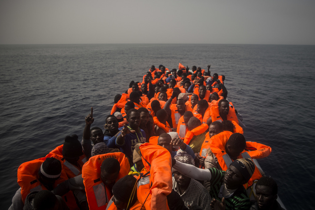 Abandonnés en pleine mer sans moteur, les 129 migrants, dont 27 femmes et deux enfants, ont dû attendre plusieurs heures avant d'être secourus par un pêcheur libyen ayant alerté les garde-côtes. (illustration)