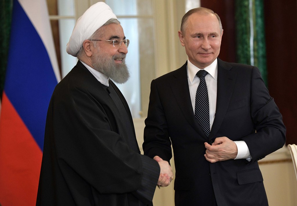 Le président russe Vladimir Poutine et son homologue iranien Hassan Rouhani se sont entretenus dimanche au téléphone à ce sujet et ont convenu que les "actes agressifs" des Etats-Unis contre la Syrie étaient "inacceptables".