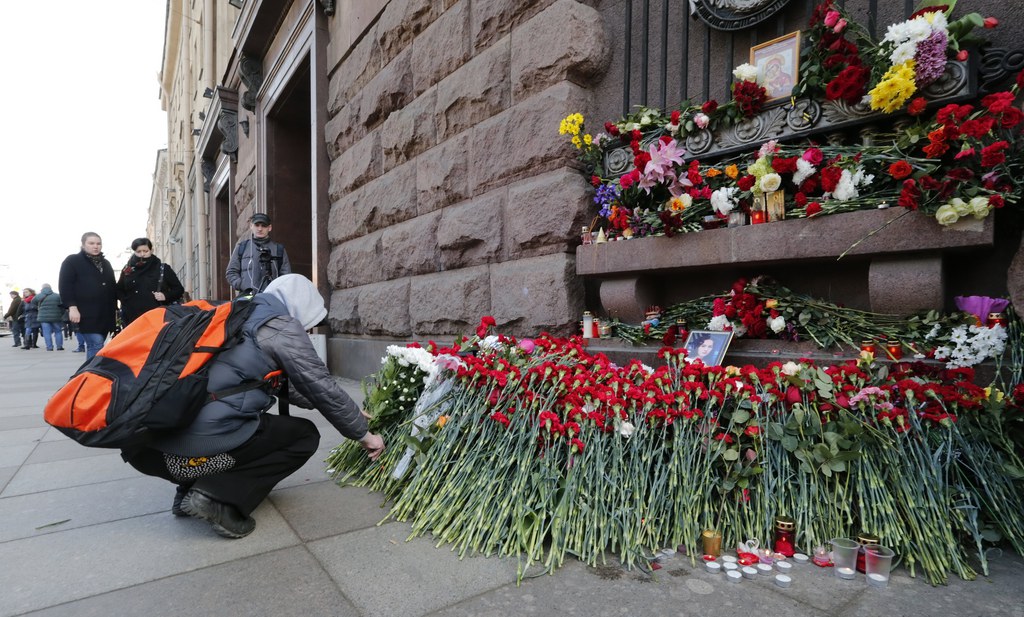 Des fleurs devant la station de métro Tekhnologicheskiy Institute, pour rendre hommage aux victimes de l'explosion dans le métro de Saint-Pétersbourg.