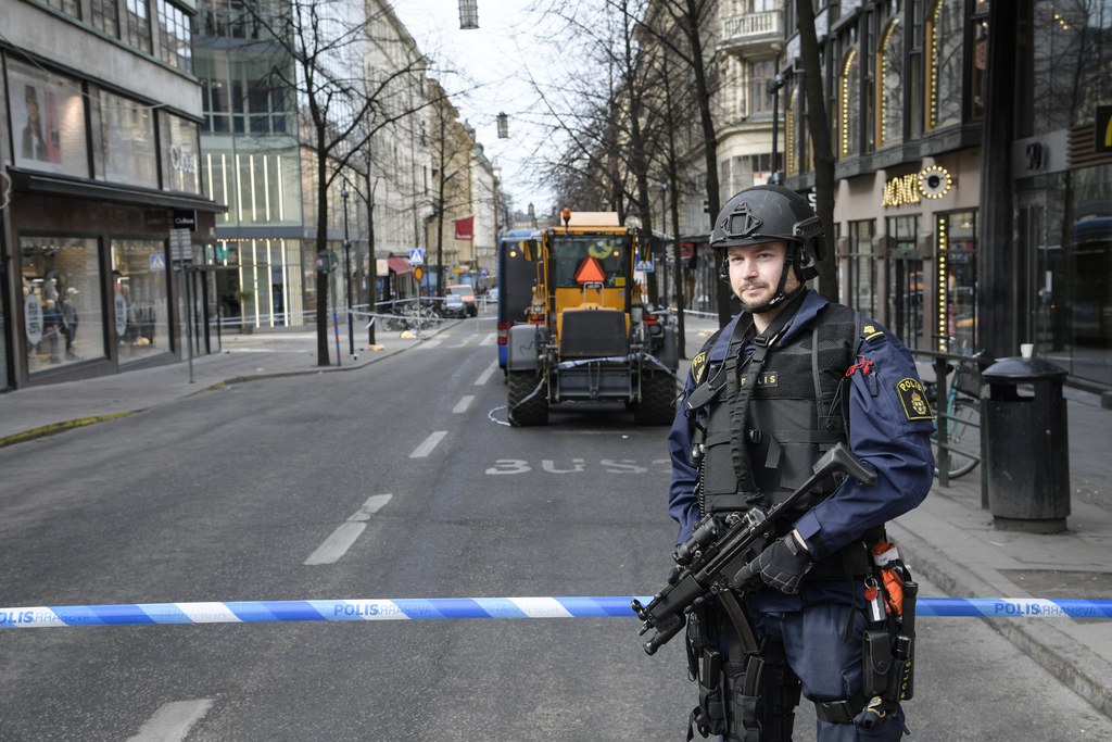 Les barrières mises en place par la police sur la rue Drottninggatan, en plein centre de Stockholm, où l'attaque a eu lieu, ont été retirées dimanche matin. 