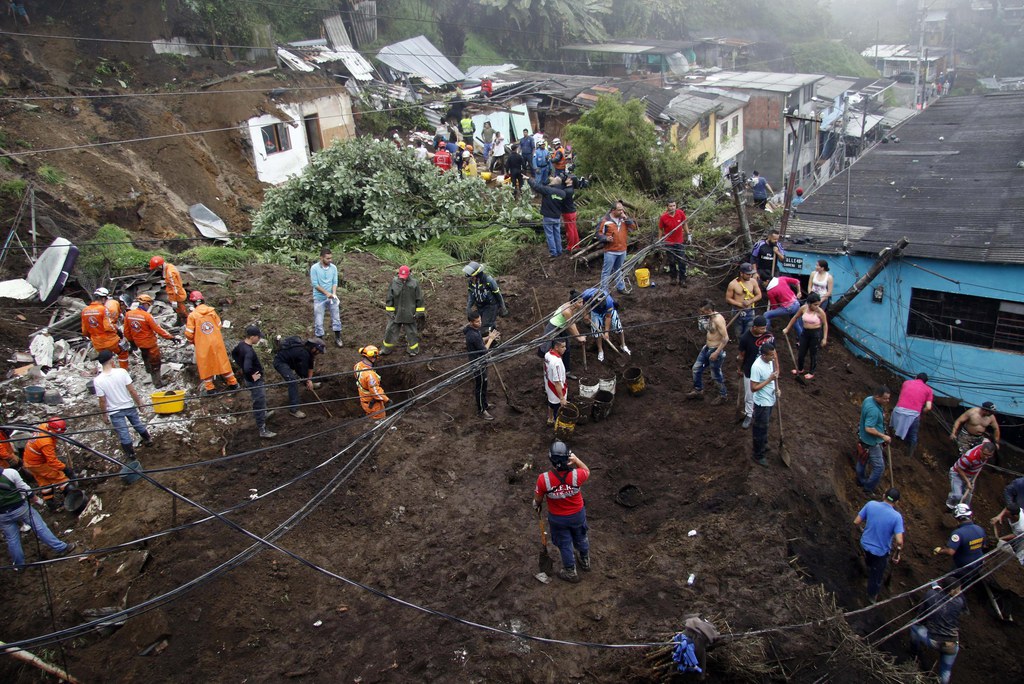 Une soixantaine de maisons ont été emportées ou en partie détruites dans une dizaine de quartiers de la ville de Manizales.