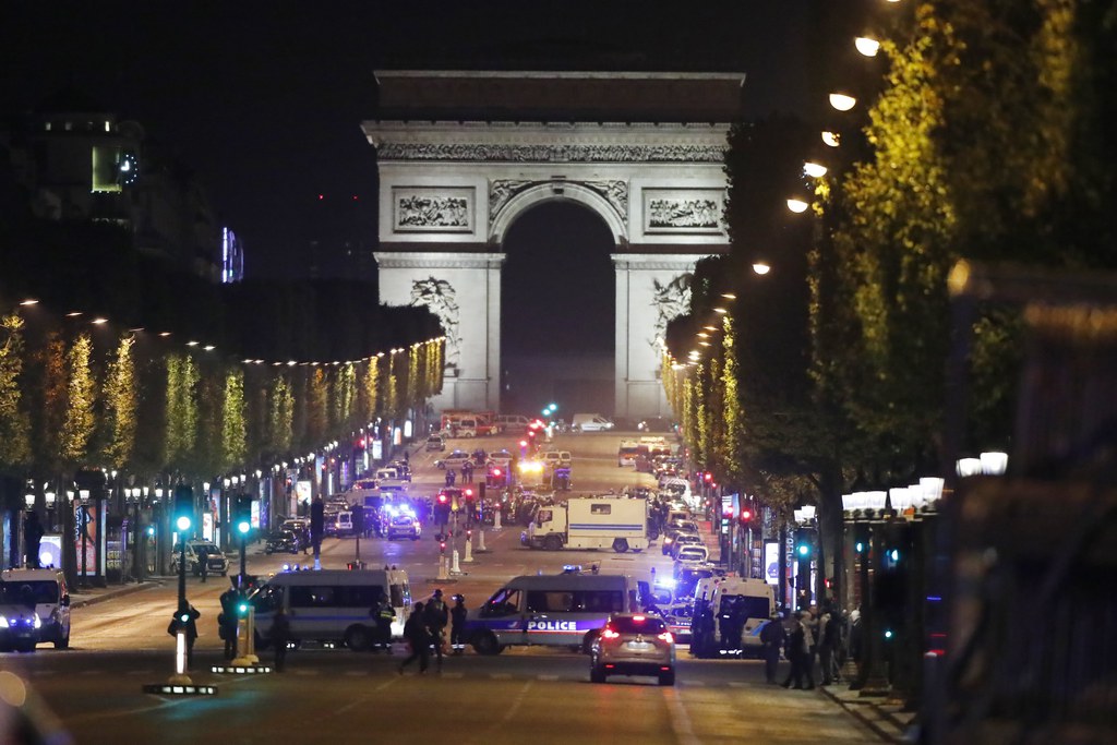 Un policier a été tué dans l'attaque.