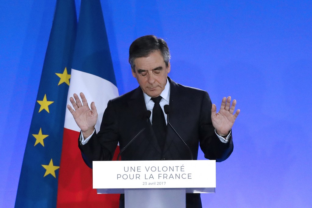 François Fillon a dit lundi devant le bureau politique de LR n'avoir "plus la légitimité pour mener" le "combat" des législatives.