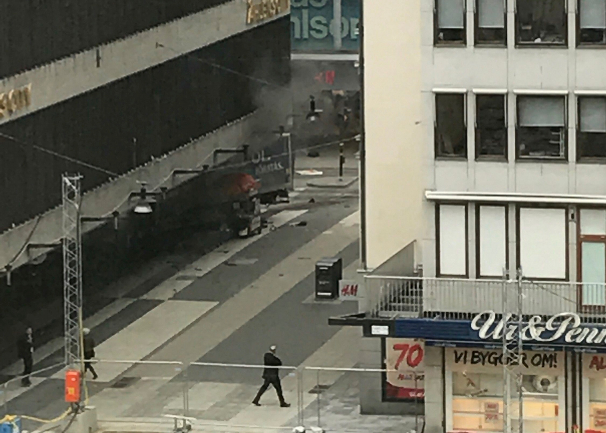 epa05894535 A view of a truck after it crashed into a Ahlens department store at Drottninggatan in central Stockholm, Sweden, 07 April 2017. A truck has driven into crowds on a street in central Stockholm, media reported quoting local police. An unknown number of people was said to be injured in the incident, media added.  EPA/ANDREAS SCHYMAN  SWEDEN OUT SWEDEN TRUCK CRASH