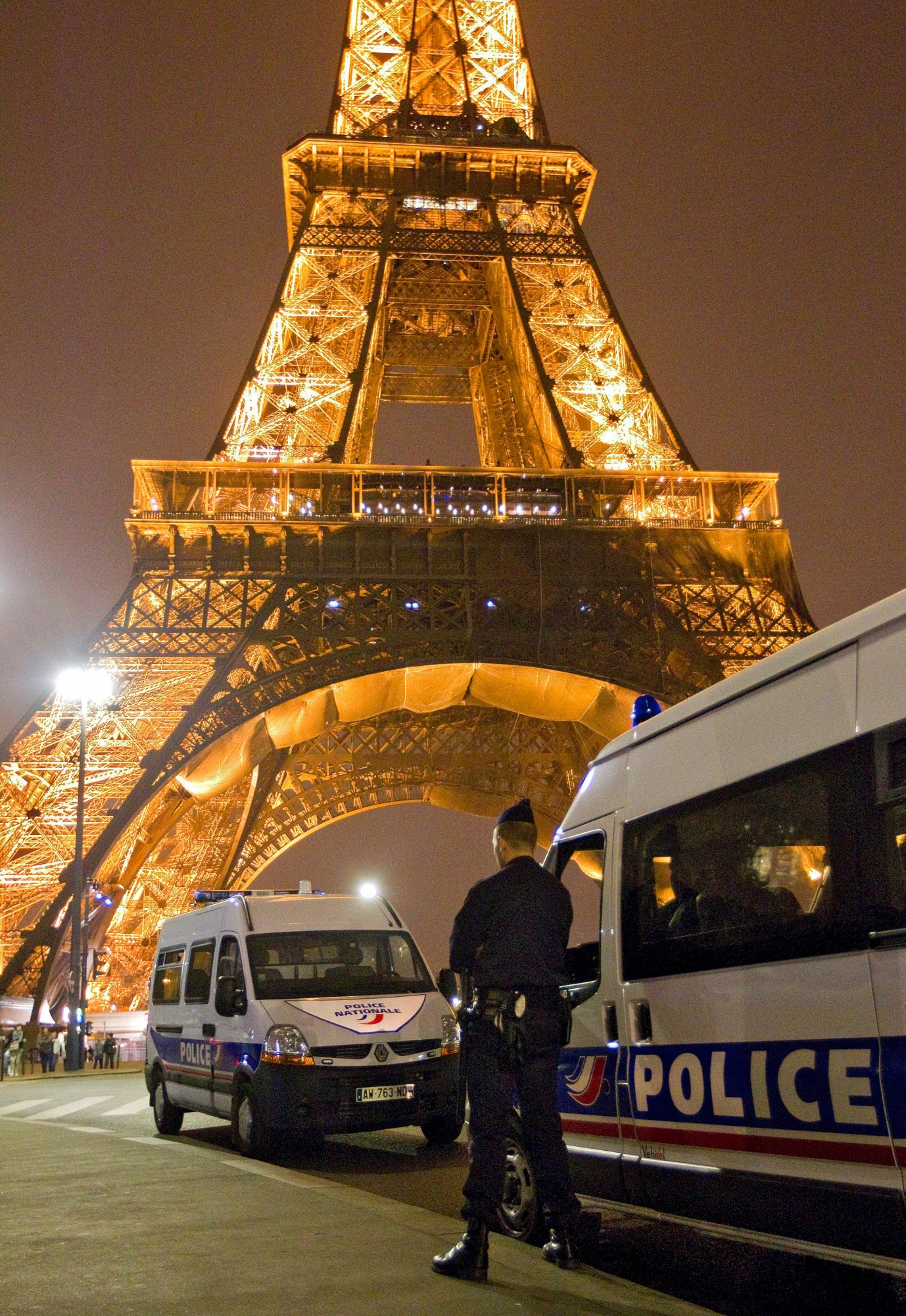 epa03645821 (FILE) A file picture dated 28 September 2010 shows French police securing the perimeter during a bomb alert at the Eiffel Tower in Paris, France. According to media reports on 30 March 2013, the Eiffel Tower was evacuated following to a bomb threat made by an anonymous caller from a public phone box just outside Paris. Some 1500 visitors and staff vacated the premises and around two hours later the Landmark was reopened to the public.  EPA/IAN LANGSDON FILE FRANCE PARIS TERRORISM BOMB ALERT