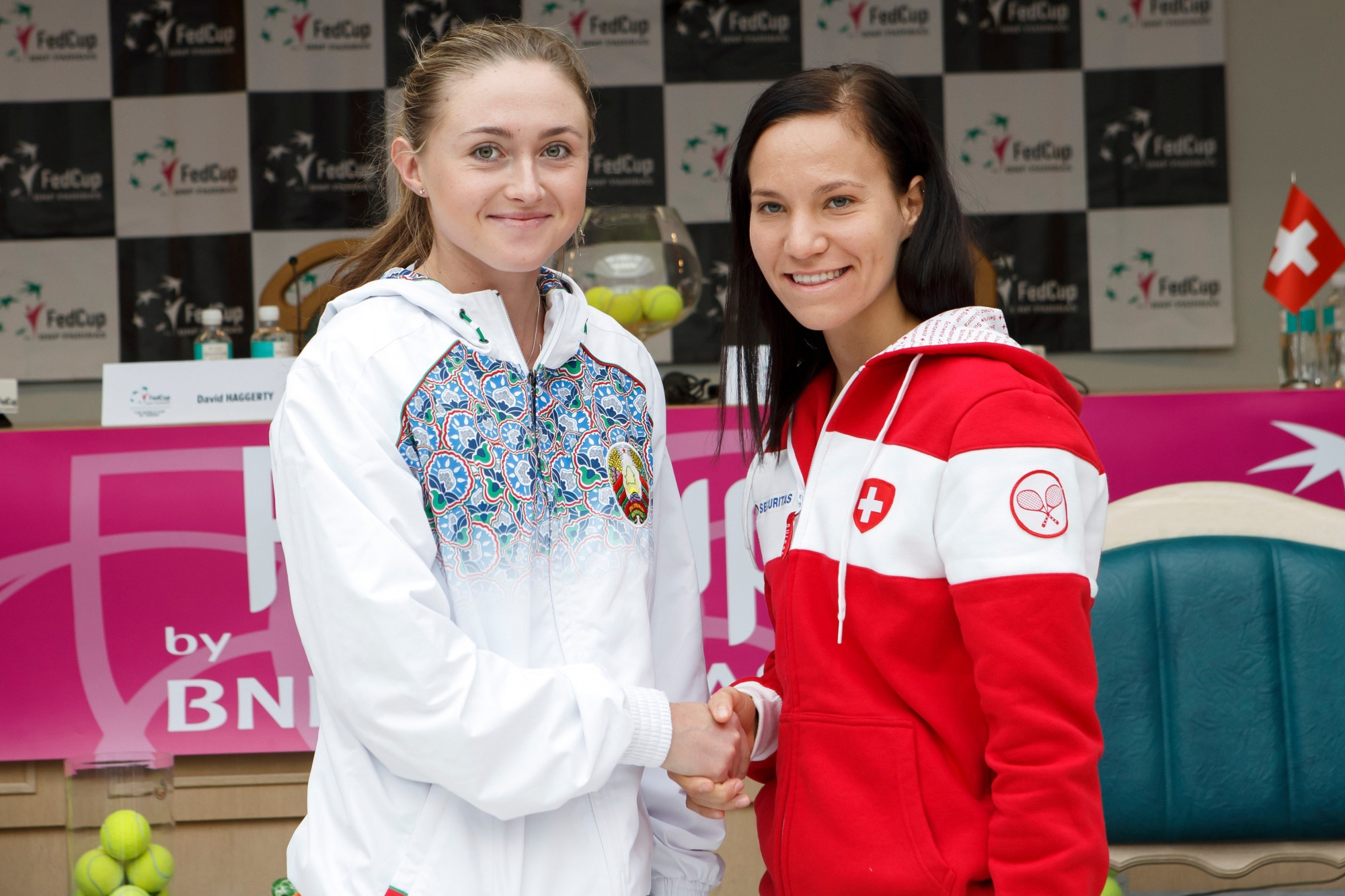 Aliaksandra Sasnovich, left, of Belarus, shakes hands with Viktorija Golubic, right, of Switzerland, for the photographers, after the drawing of the Fed Cup World Group Semifinal match between Belarus and Switzerland, in Minsk, Belarus, Friday, April 21, 2017. The Fed Cup World Group Semifinal match Belarus vs Switzerland will take place from 22 to April 23. (KEYSTONE/Salvatore Di Nolfi) BELARUS TENNIS FED CUP 2017 BLR CHE