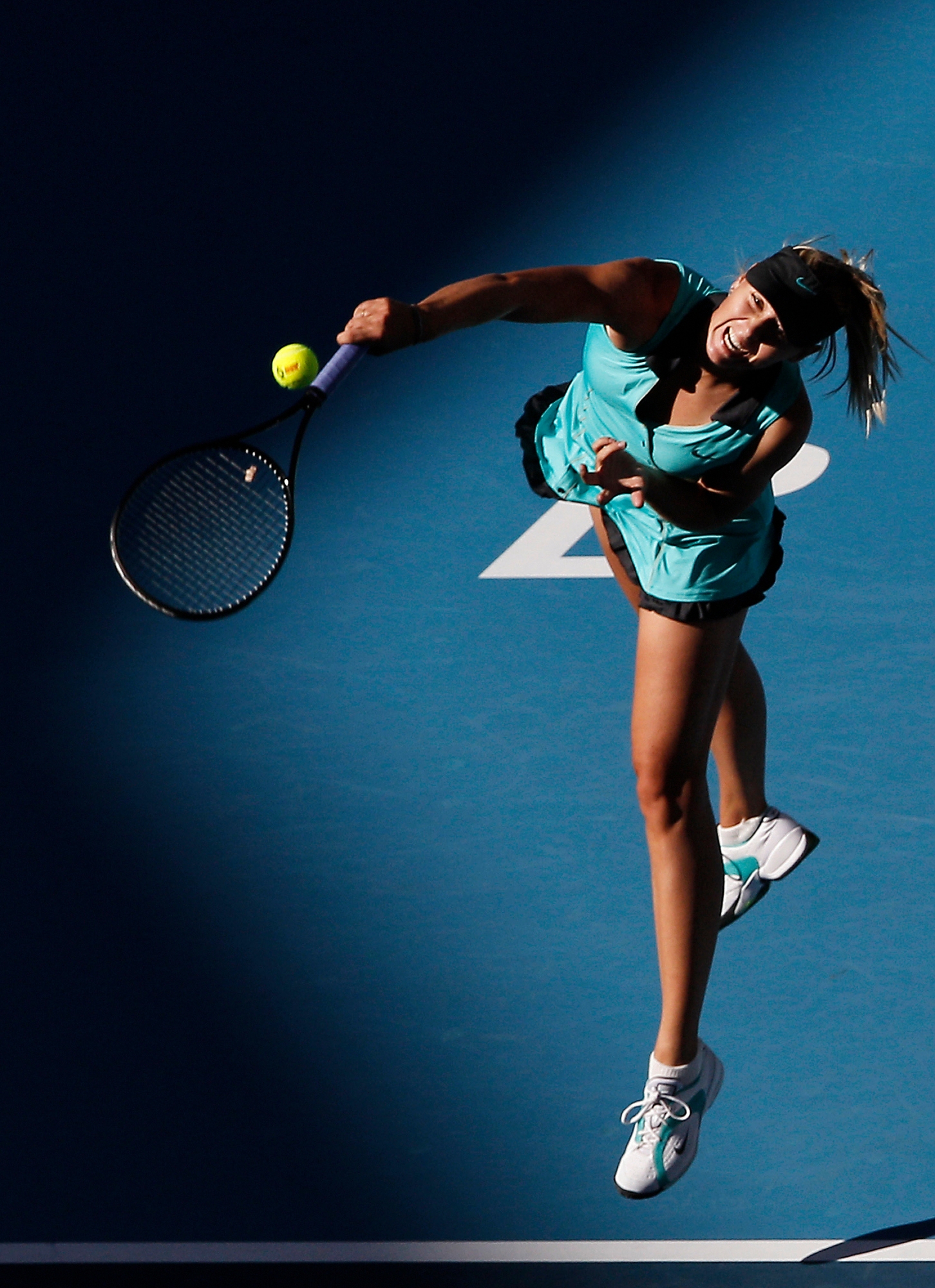 ZUM COMEBACK VON MARIA SHARAPOVA AM WTA TENNIS GP IN STUTTGART AM MITTWOCH, 26. APRIL 2017 NACH IHRER 15 MONATIGEN DOPINGSPERRE STELLEN WIR IHNEN FOLGENDES BILDMATERIAL ZUR VERFUEGUNG Ò Russia's Maria Sharapova serves against Tsvetana Pironkova of Bulgaria during their first round of China Open Tennis Tournament in Beijing, China Sunday, Oct. 3, 2010. Sharapova defeated Pironkova 6-4, 7-6. (AP Photo/Andy Wong) TENNIS MARIA SHARAPOVA COMEBACK